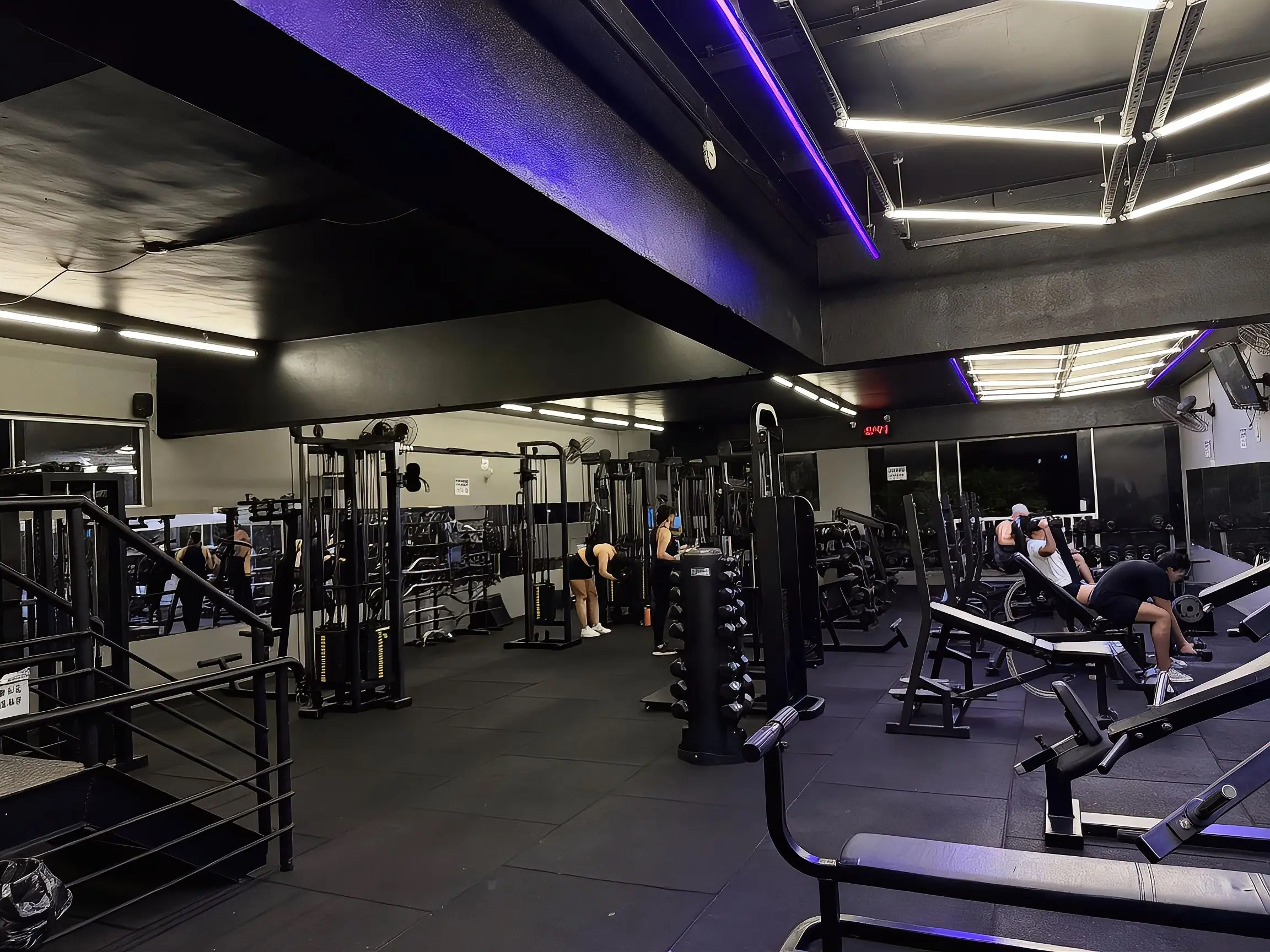 Ambiente interno da academia RW Fit - Unidade São Paulo